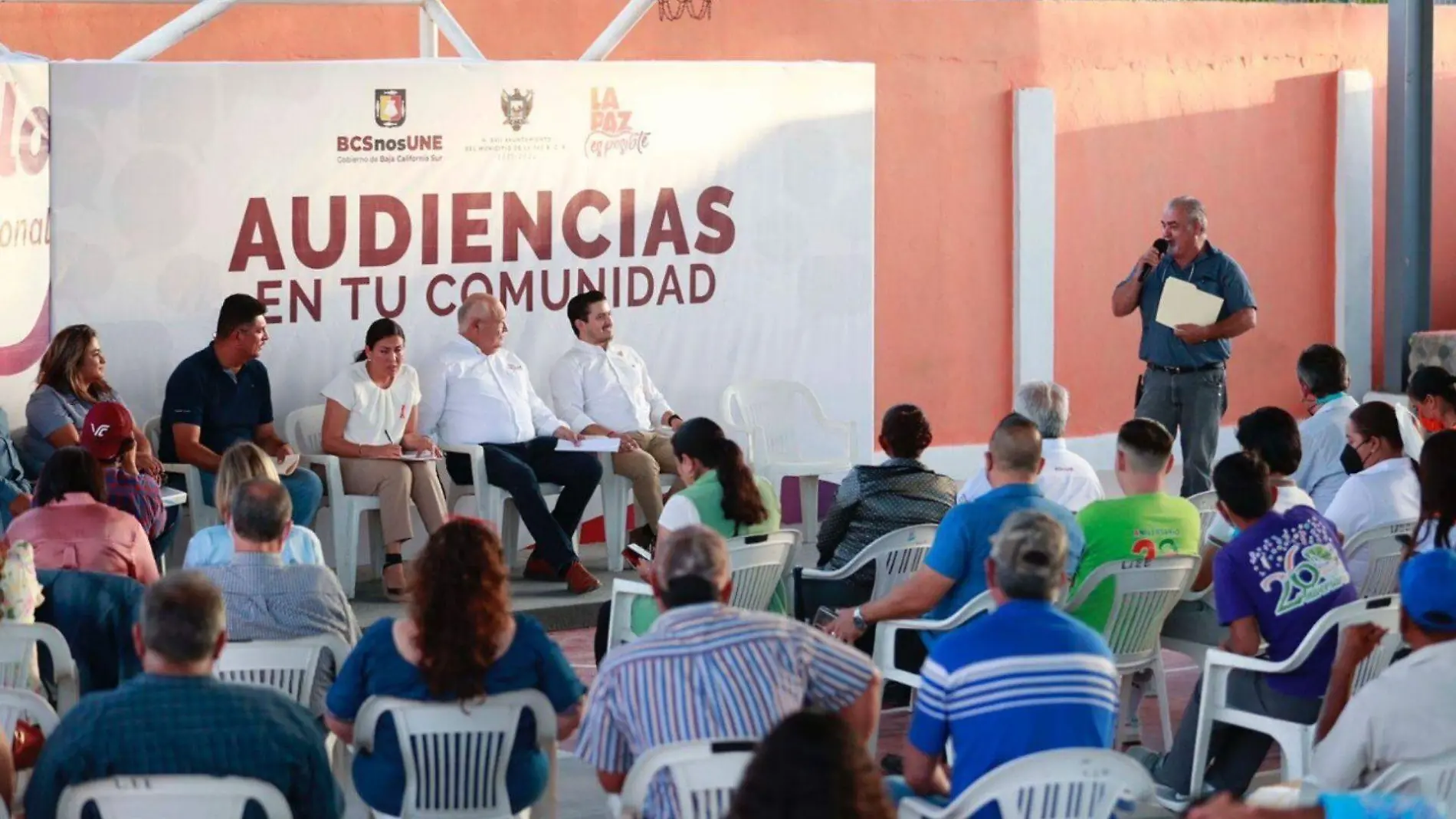 Victor Castro se reune con familias